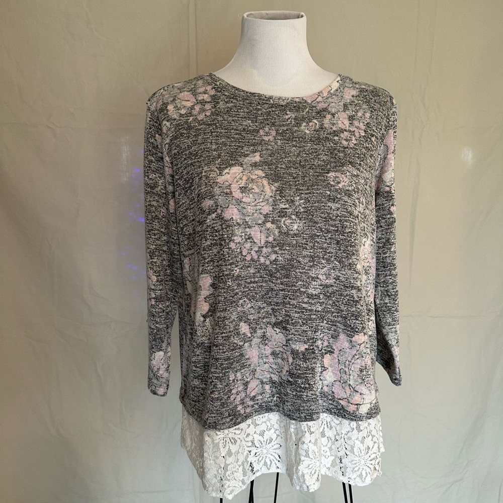 Van Heusen Gray Knit Floral Top with Pink Purple Accents and Lace Hem Large